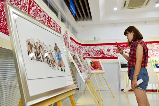 活动现场展出了100多幅摄影作品。