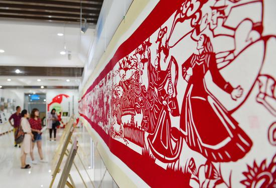 70米剪纸长卷展现了人民群众的美好生活。