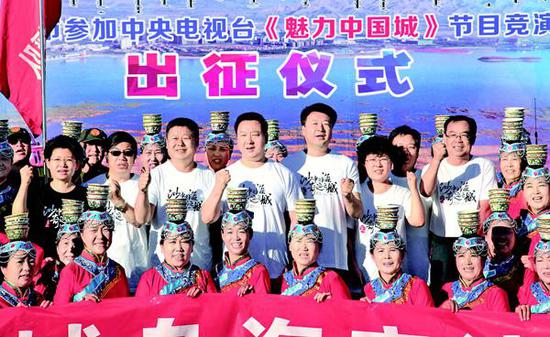 8月6日,乌海市参加中央电视台《魅力中国城》节目竞演出征仪式在乌海湖畔举行。市委书记史万钧发令出发。市委副书记、市长高世宏作动员讲话。市人大常委会主任郝健君,市政协主席王凤等出席仪式。(石历增摄)