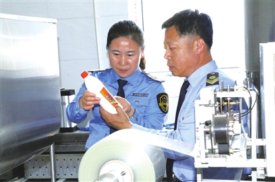 执法人员检查食品安全工作。