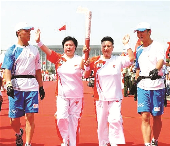龙梅玉荣参加2008年奥运会火炬接力传递活动
