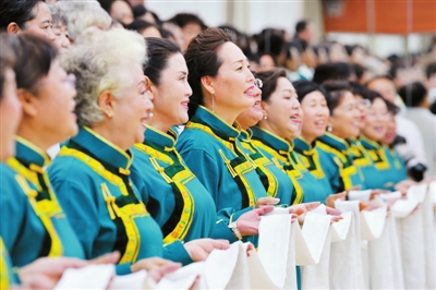 赤峰市群众艺术馆老年合唱团正在演出。 韩卿立 摄