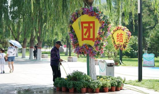 为花坛浇水。