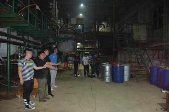犯罪嫌疑人指认制毒现场内的制毒原料和制毒设备
