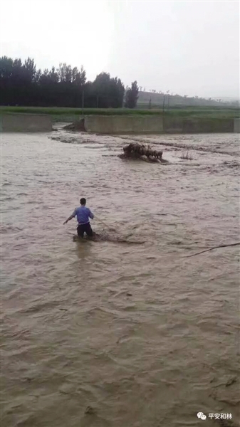 特警涉水救人