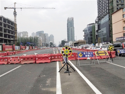 交校十字路口围挡现场