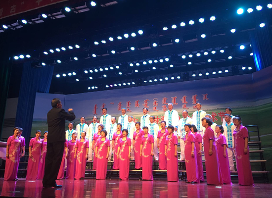 来自广东的合唱团演唱《龙的传人》