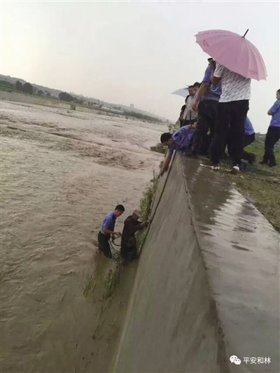被困人员被救到岸边