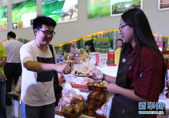 市民品尝月饼。