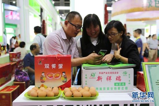 市民向参展商了解产品。