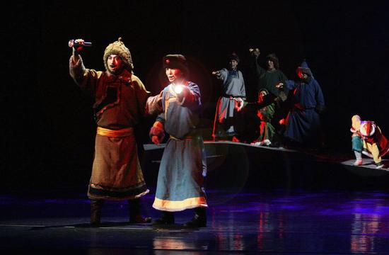 牧民们正夜晚的草原上寻找姐妹俩
