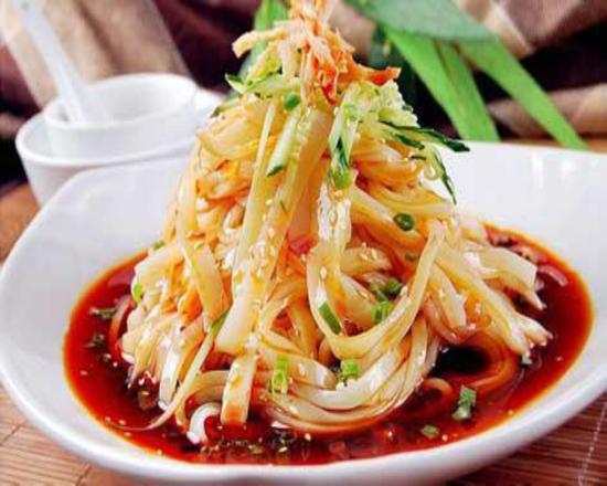 分为制面浆、笼蒸、切条、调味四道工序。