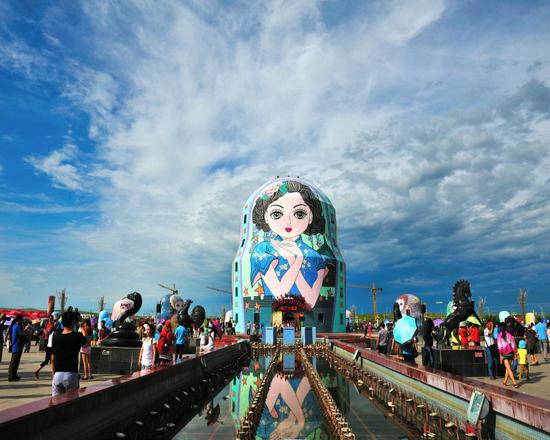 满洲里套娃广场是满洲里标志性旅游景区,广场集中体现了满洲里中、俄、蒙三国交界地域特色和三国风情交融的特点。