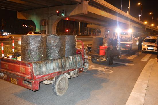 呼和浩特城管部门夜查私运餐厨垃圾车_手机新