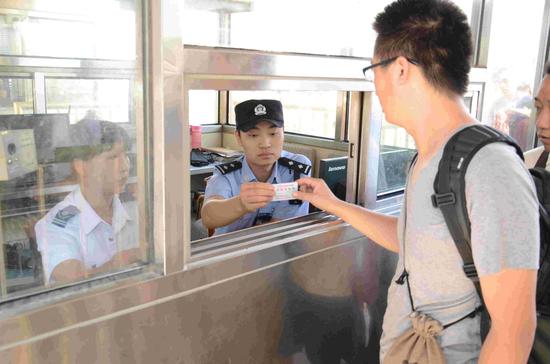 包头铁路公安处民警对进站旅客进行身份查验