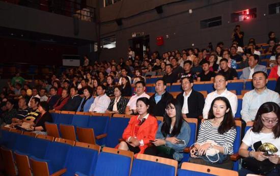 9月2日,纪录片《内蒙古民族电影70年》观摩研讨会在呼和浩特召开。自治区党委副书记、自治区主席布小林,自治区政协主席任亚平,自治区党委常委、呼和浩特市委书记云光中,自治区党委常委、宣传部部长白玉刚,自治区政协副主席陈羽、董恒宇现场观看了纪录片。