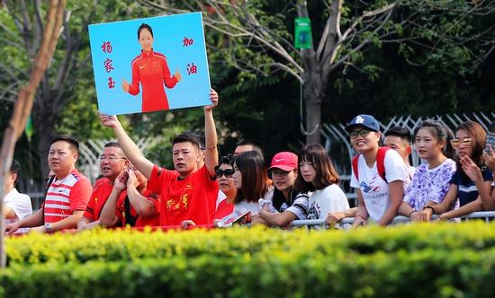 队友们为杨家玉助威呐喊。