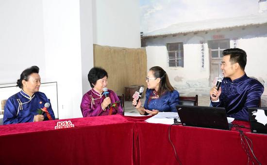 草原英雄小姐妹在馆内接受记者采访