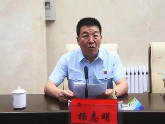 自治区高院政治部副主任杨志明主持开班仪式