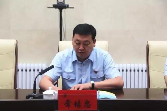自治区高院政治部主任常培忠作动员讲话