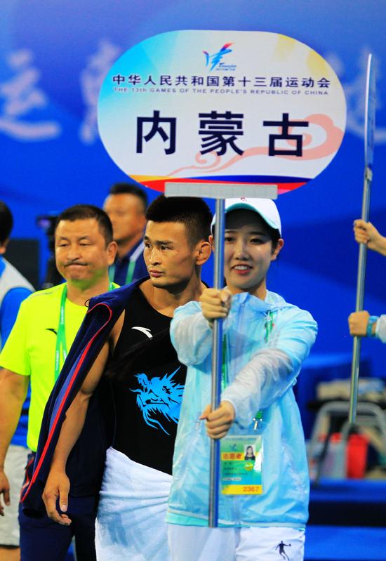 崔双兴进入场地