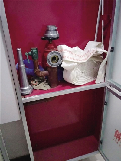小区消火栓箱内灭火器缺失