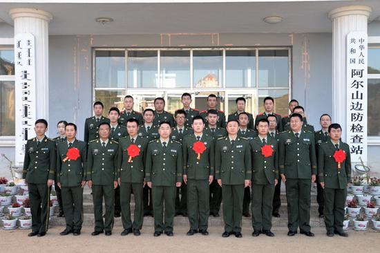 图为官兵合影留念
