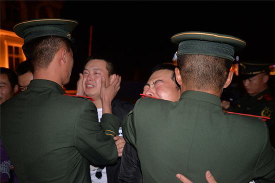 图为 官兵挥泪拥别