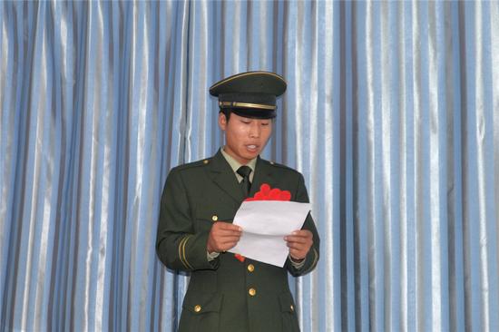 图为退役老兵做表态发言
