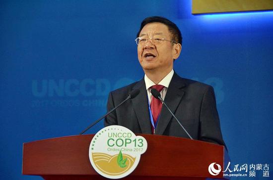 《联合国防治荒漠化公约》第十三次缔约方大会主席张建龙致辞。
