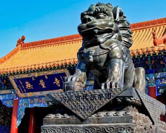 大召,汉名“无量寺”,蒙语称“伊克召”意为“大庙”;位于呼和浩特市玉泉区大召前街,始建于明朝万历七年,次年建成。