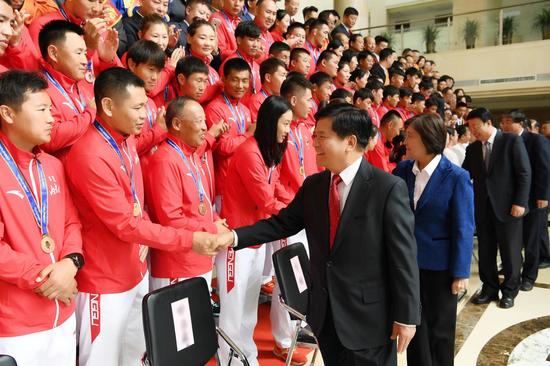 9月10日上午,自治区党委书记、人大常委会主任李纪恒和自治区党委副书记、自治区主席布小林在呼和浩特会见了第十三届全国运动会我区体育代表团成员和受到国家表彰的体育先进单位、先进个人代表。