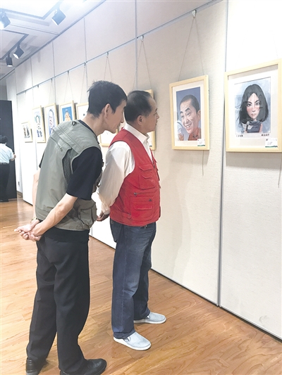市民在欣赏漫画作品