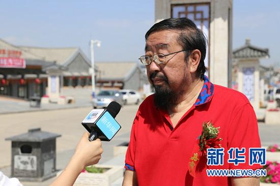 著名导演王新民接受采访(新华网 曹桢摄)