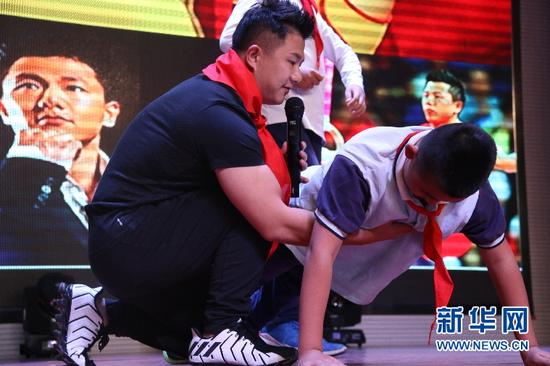 陈一冰在现场指导学生训练