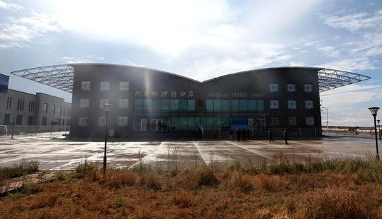 新建的阿日哈沙特口岸大楼。