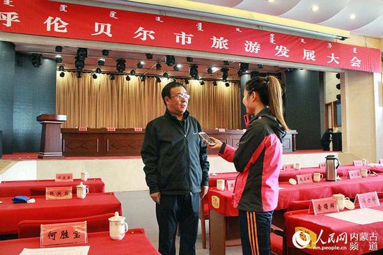 根河市委副书记、市长李铁群接受采访。