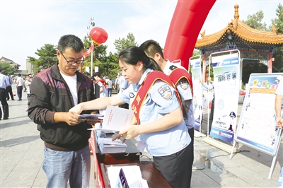 民警向市民宣传防范网络诈 骗知识