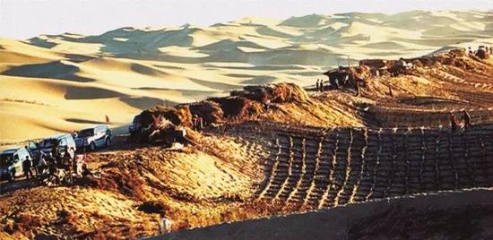 图为1997年修建穿沙公路时的场景。(资料图片)