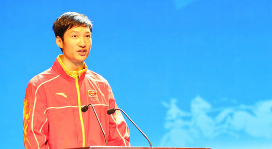 “两个博览会”形象大使雷声宣读倡议书。(新华网 曹桢摄)