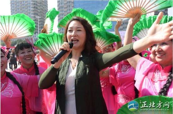 蒙古族青年歌唱家、国家一级演员龙梅献唱