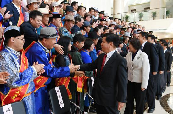 9月25日下午,自治区党委书记、人大常委会主任李纪恒,自治区党委副书记、自治区主席布小林,自治区政协主席任亚平等领导出席自治区第九届民族团结进步表彰大会,并在会前会见受表彰的先进集体和优秀个人代表。 内蒙古日报社融媒体记者 袁永红 摄
