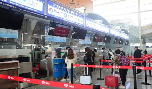 图:呼和浩特机场航站楼内值机柜台