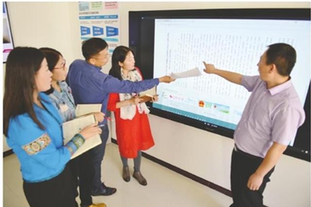 5月3日,自治区民委工作人员正在进行内蒙古自治区蒙古语言文字网站建设工作,该网站是蒙古语言文字信息化专项扶持项目之一。