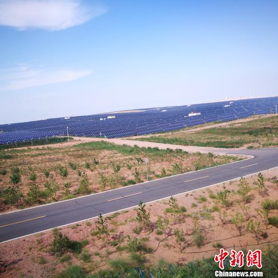 图为库布其沙漠上的“光伏产业”现场。 李爱平 摄