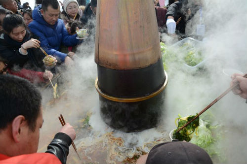前来游玩的市民围在火锅前品尝美味