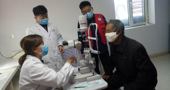 为患有白内障的贫困老人免费筛查白内障眼病