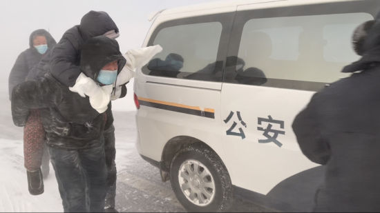 图为救援现场。