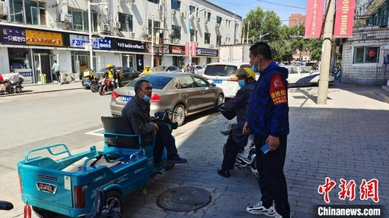 图为市民咨询上牌事宜。 张林虎 摄