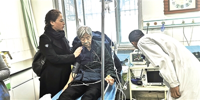 一位老人受到惊吓入院检查